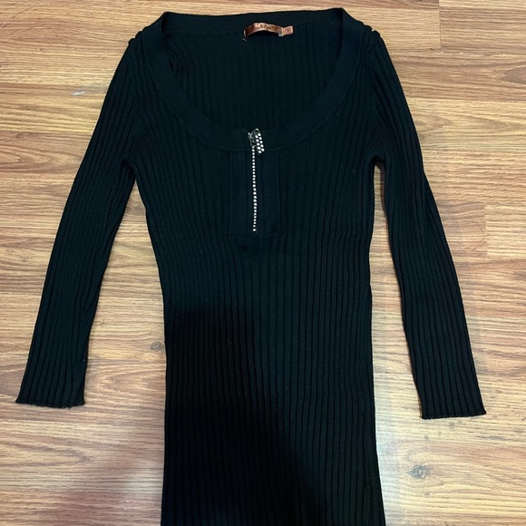 size small tight fitting top - Picture 2 of 3